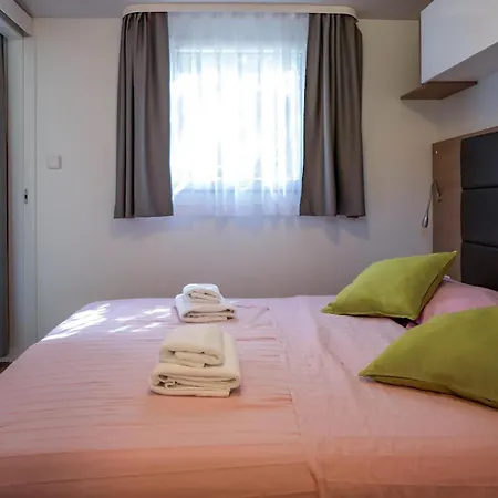 Vikendica 2 Bedroom Amazing In